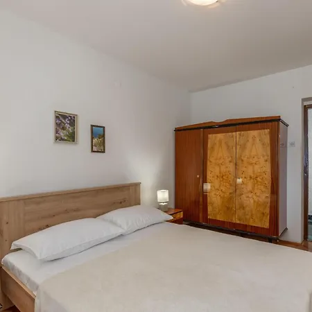 Apartment 4 Bedroom Lovely In Novi Vinodolski