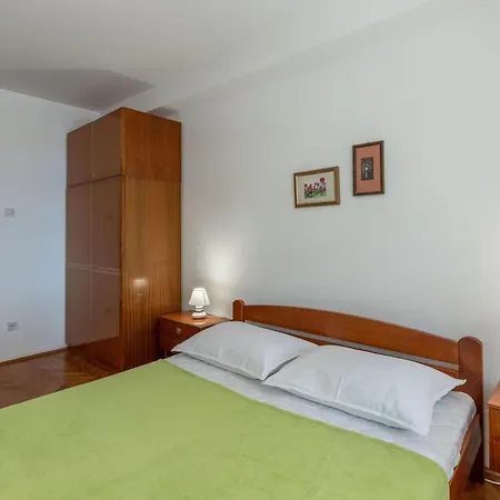 4 Bedroom Lovely In Apartment Novi Vinodolski