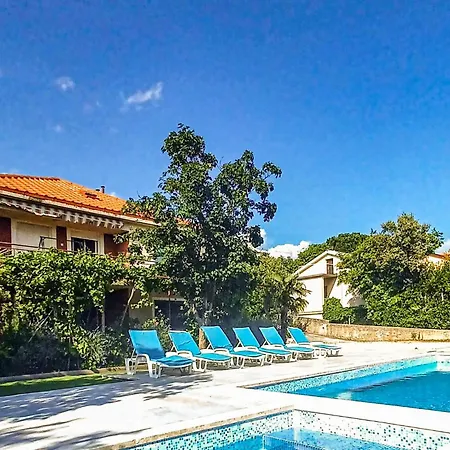 4 Bedroom Lovely In Apartment Novi Vinodolski