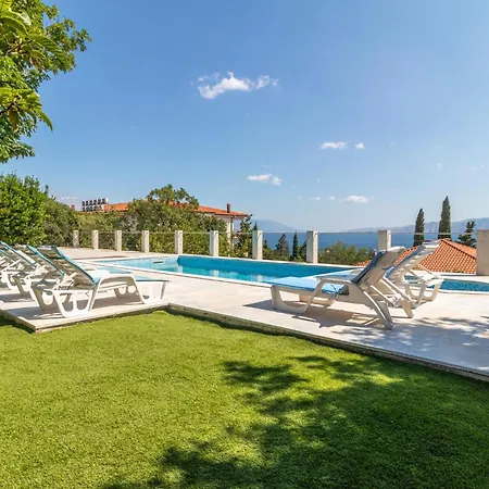 4 Bedroom Lovely In Apartment Novi Vinodolski