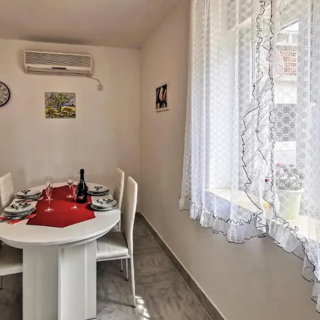 Apartment 4 Bedroom Lovely In Novi Vinodolski