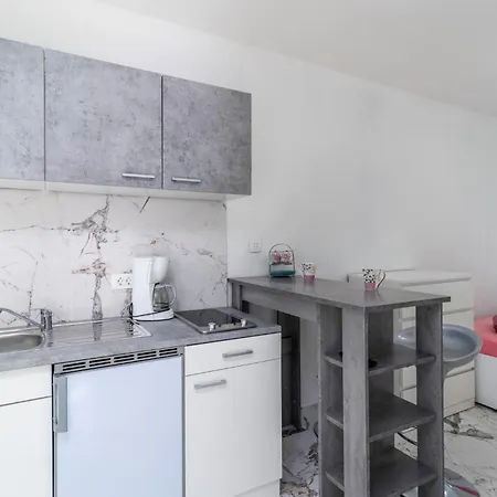 Lovely Home In Novi Vinodolski Apartment *
